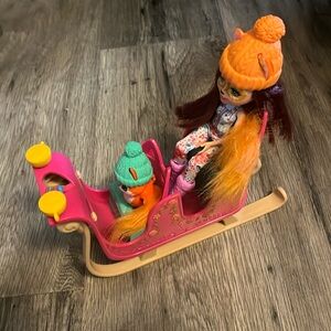 Enchantimals Snowtastic Sled with Felicity Fox (6-in), Flick, Sled, Accessories